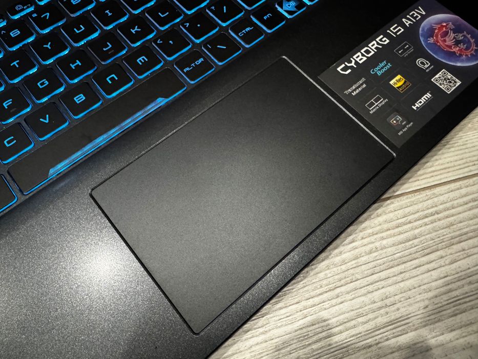 15.6 144hz /RTX 4050 6gb /i5 12450H /1000GB SSD / CYBORG