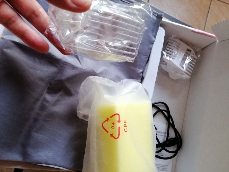 Вакуумна машинка за подстригване на бебе