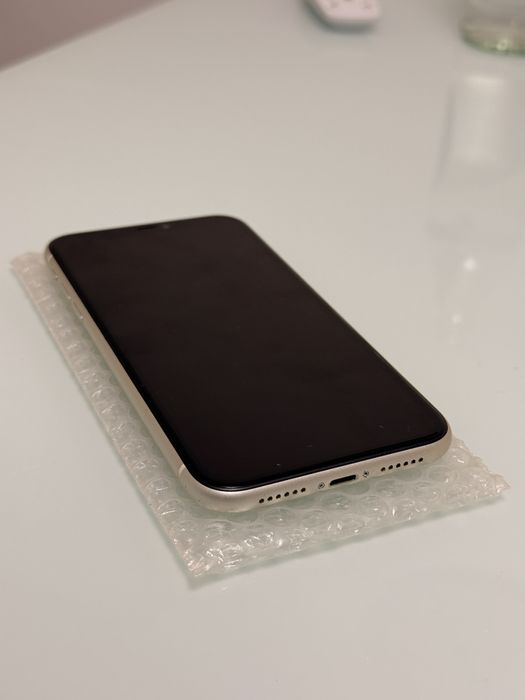 Apple / Iphone 11 / 64 Gb / White / cititi anuntul