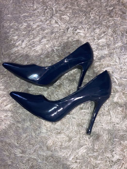 Vând pantofi Stiletto