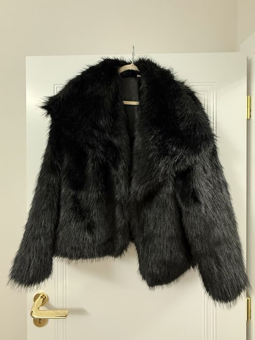 Черно пухено палто с закопчаване