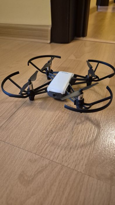 Dronă Dji Tello- foarte puțin folosită, stare foarte bună