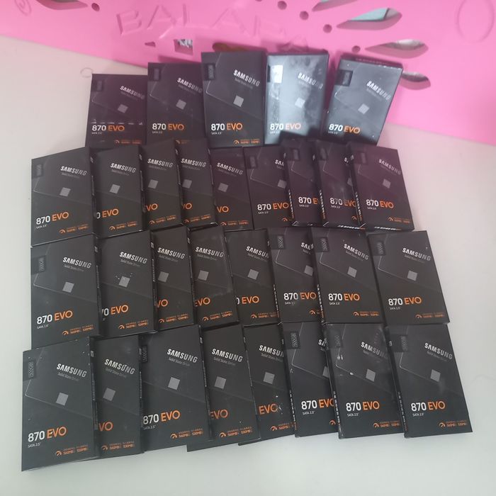 SSD. Жесткий диск. Накопитель. Флэшка. Нокопитель