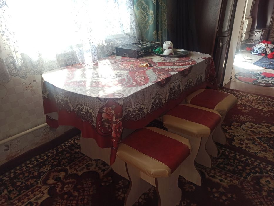 Срочно сатылады диваны кухни стол солля