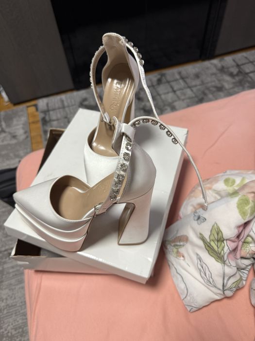 Бели официални сатенени обувки на ток