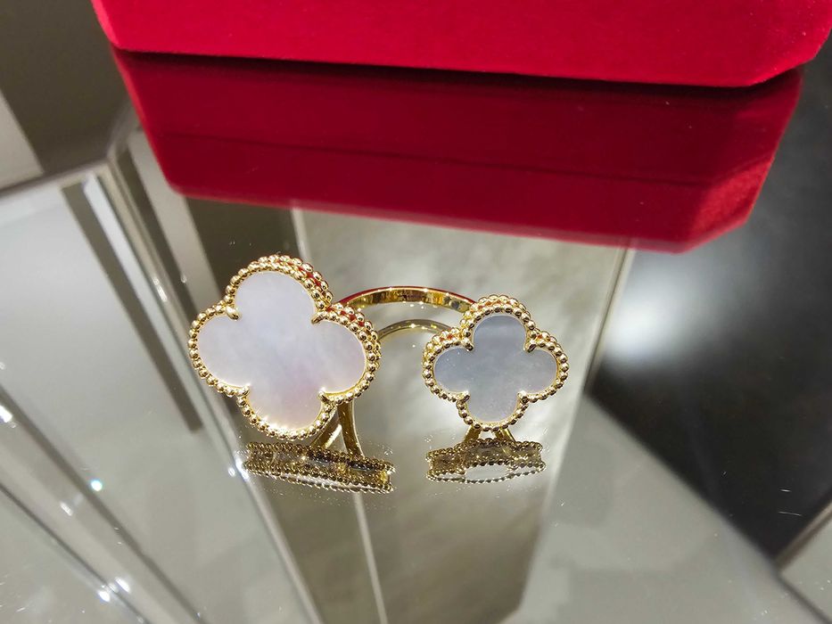 Van Cleef & Arpels VCA Gold Mother Magic Two Clovers Дамски Пръстен