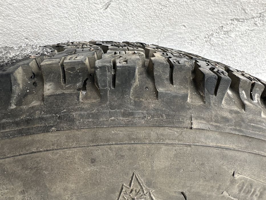 Продам комплект резины с дисками на ниву