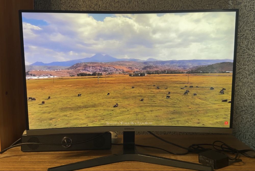 Монитор Samsung LC27R500FHI