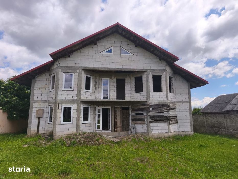 Duplex la rosu, 4400 mp teren, Siret