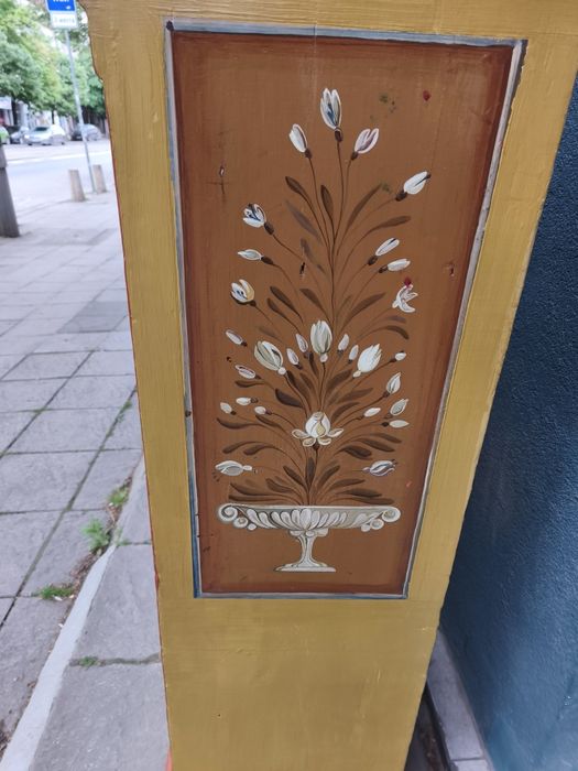 Стара реставрирана дървена витрина