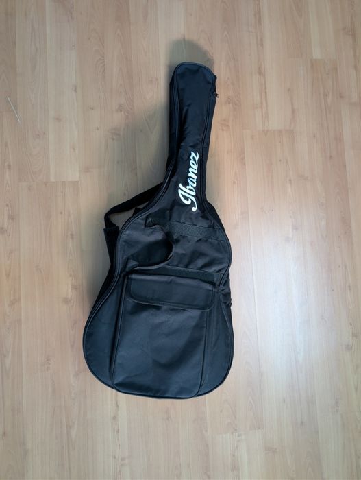 Vând chitara cu husa