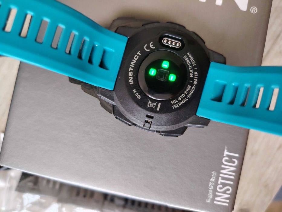 Garmin instinct, CASIO GA 100,CASIO GA 700