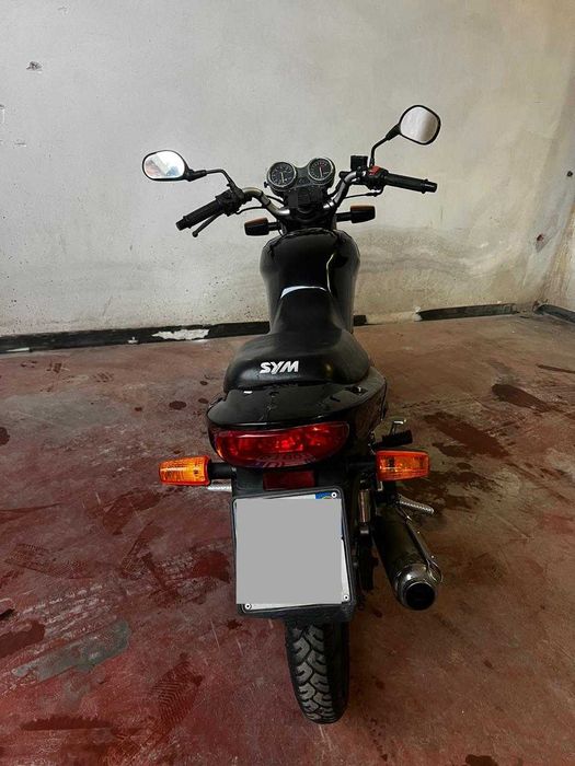 SYM XS 125 Negru – 14.676 km – Stare foarte bună – Cu genți laterale și cască