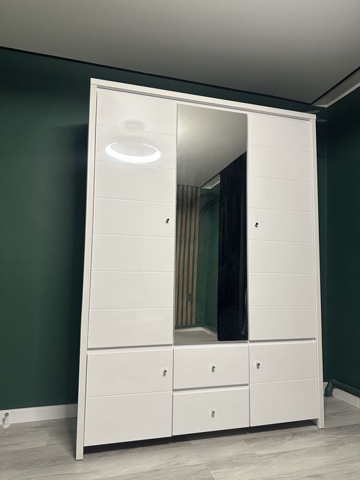 Распашной шкаф белый