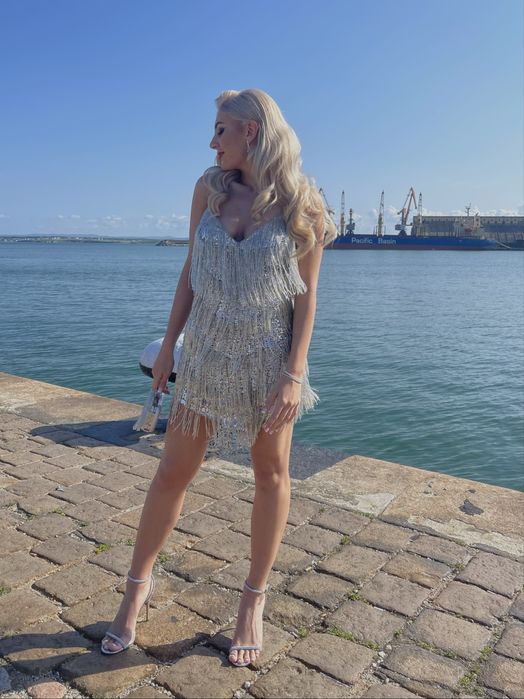 Абитуриентска рокля в отлично състояние.