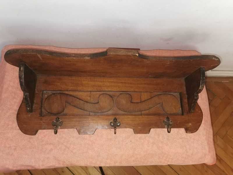 Polita cuier din lemn sculptat cu agatatoare din bronz