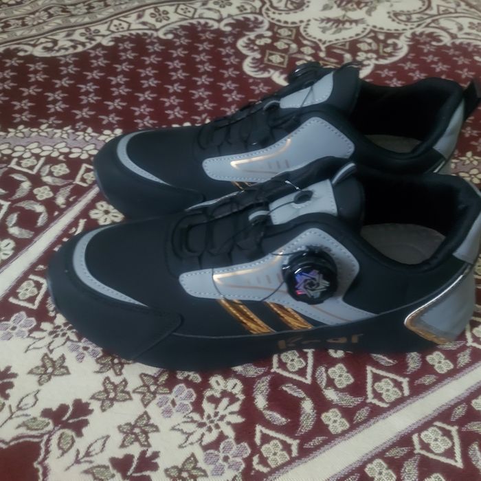 Продам кроссовки