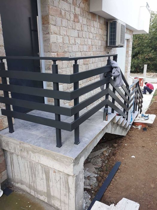 -Изработка и монтаж на алуминиеви и стъклени парапети,тенти и огради