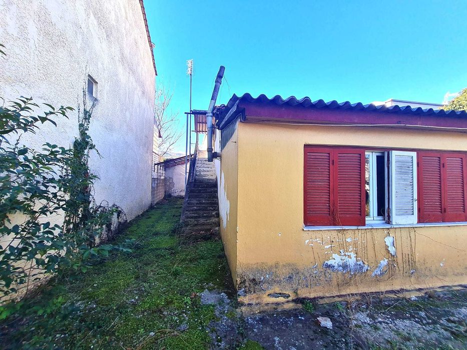 Продава парцел 1040 м2 със стара къща 120 м2 в Аспровалта, Гърция