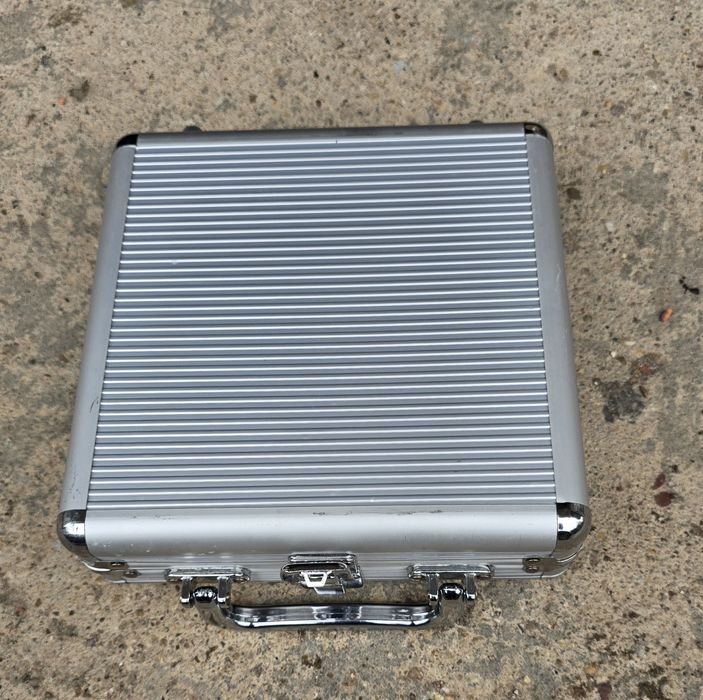 Алуминиево и дървено куфарче с чипове,карти и зарове за покер