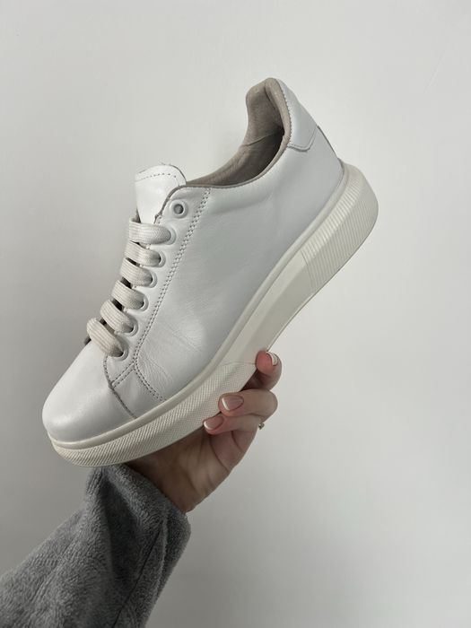 Анатомични дамски кецове