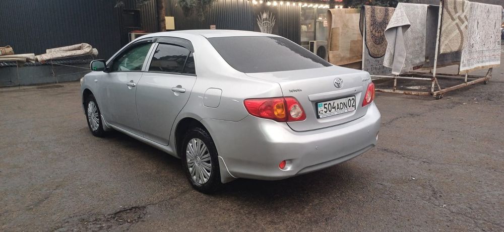 Toyota Carolla седан