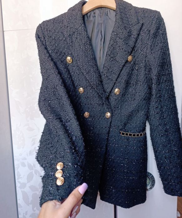 Черно сако букле