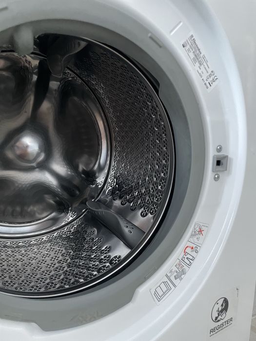 Стирально-сушильная машина Electrolux