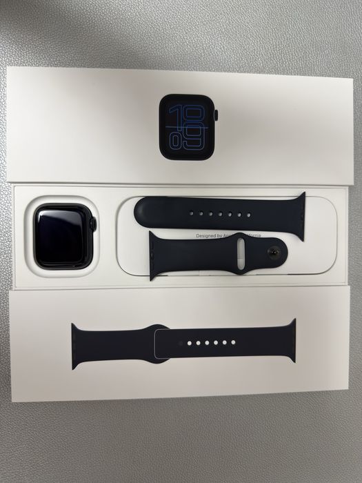 Apple Watch SE (2025), GPS, Carcasa Midnight Aluminium 44mm, Midnight Sport Band.