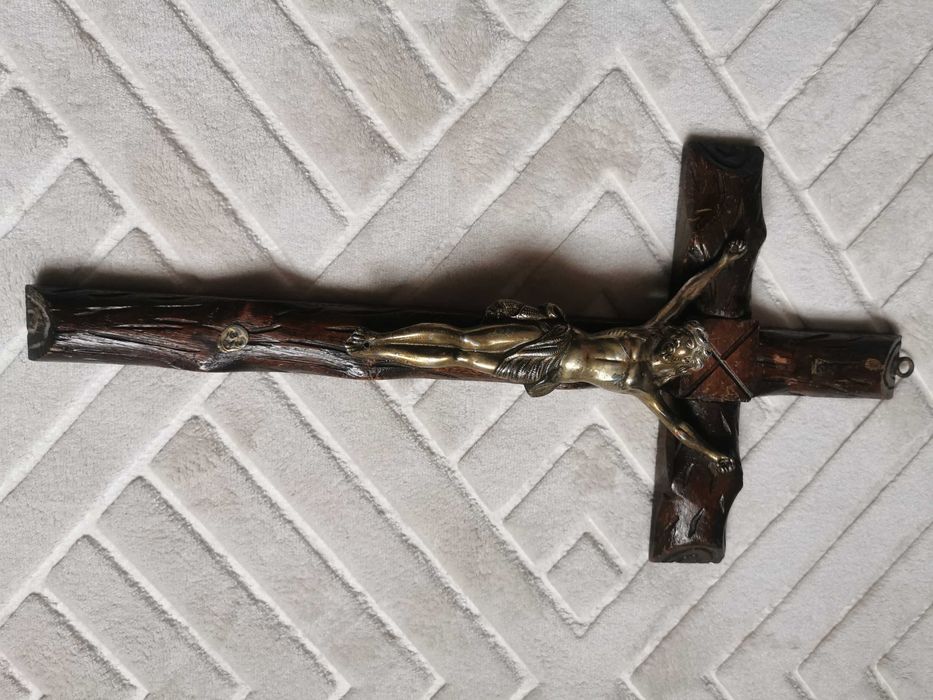 Crucifix din lemn cu corpul lui Isus Hristos din metal alama sau bronz
