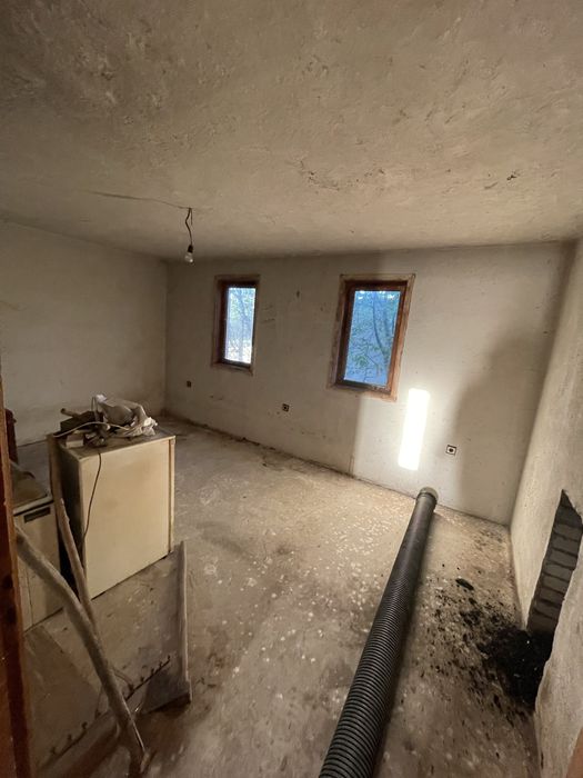 Двуетажна масивна къща