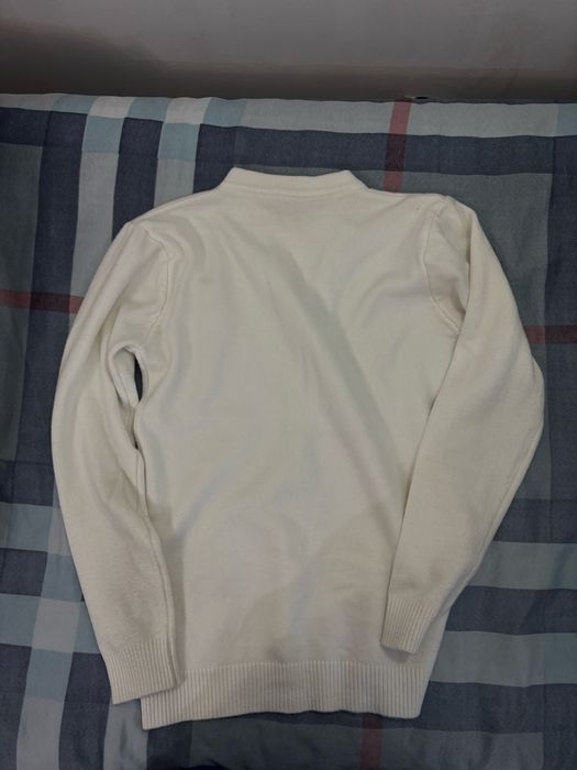 Белый свитшот, обтягивает