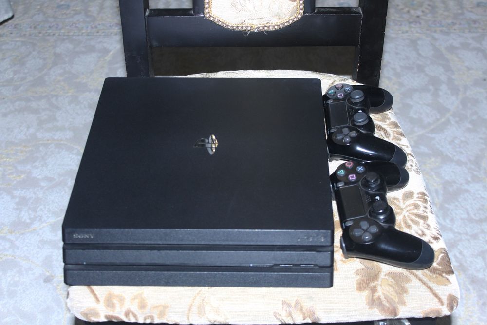 Продам PS4 PRO 1TB.