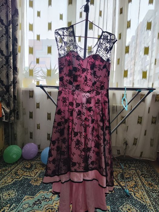 Продам платья 2 новые и 2 один раз одевала