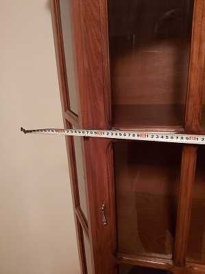 продавам изящен поръчков трапецовиден скрин: 80 см задна 40 см предна