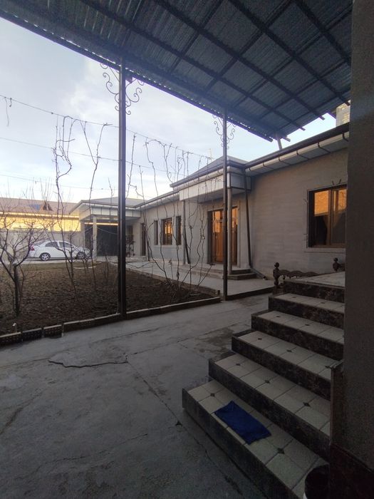 Yangi qurilgan 3.5 sotihli xovli sotiladi. Xonalar soni 6 ta. s/uz 2