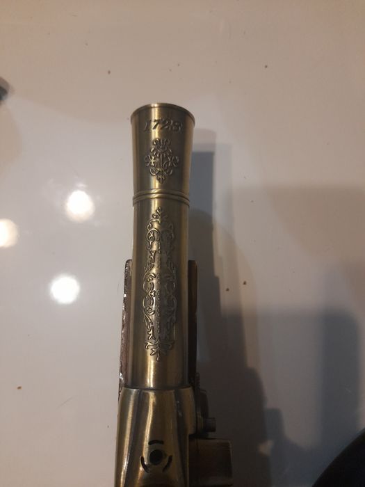 3 бр. Реплики на стари пищови и ретро лупа