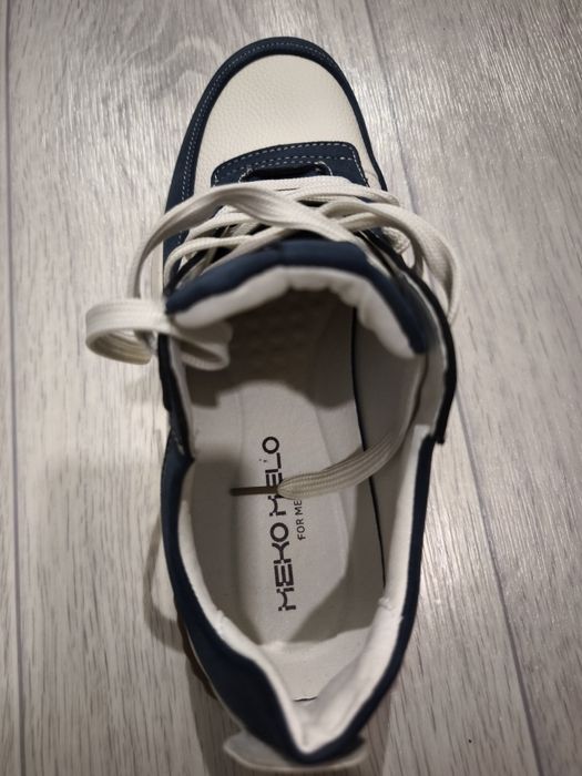 Новые кроссовки.