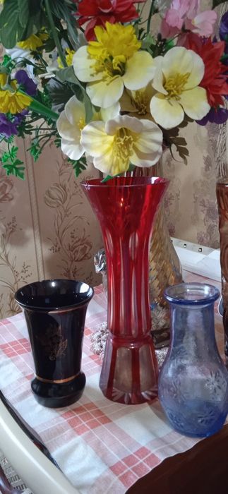 Вазы для цветов,стеклянные,керамические,цветное стекло:чёрное,красное