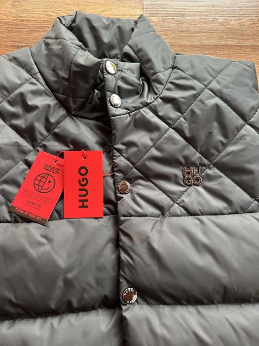 Мъжки,черен елек Hugo BOSS с метално лого и ципове на джобовете