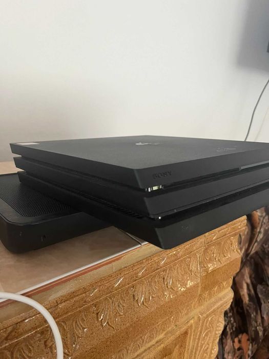 PS4 Pro 1TB + 2 controllere + 10 jocuri (HDMI + cabluri manete)