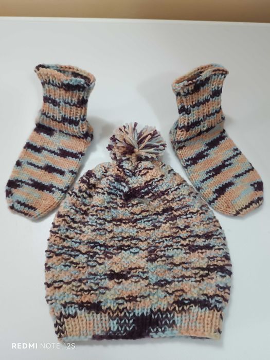 Ръчно плетен детски комплект – шапка и чорапи