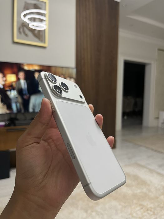 Продам iphone 17 pro max white