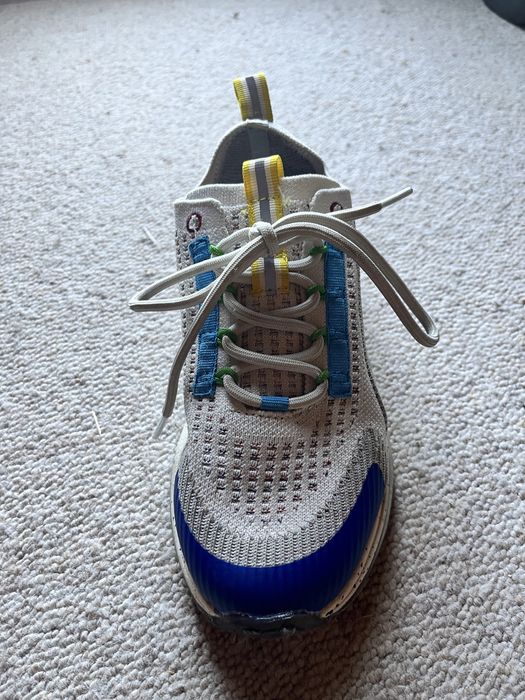 Vand diferite perechi de pantofi pentru baieti