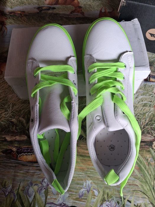 Стилни бели кецове с неоново зелени детайли