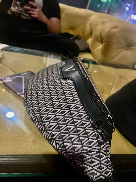 Оригинална чанта на Valentino Bumbag