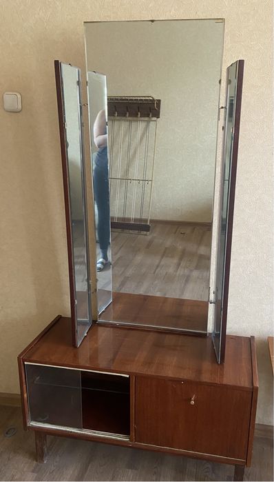 Трюмо в хорошем состоянии.