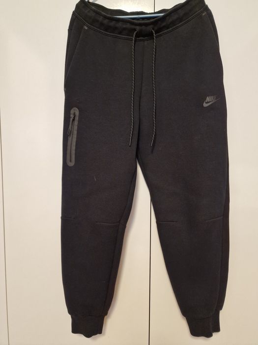 Продавам долнище черно NAKE Tech