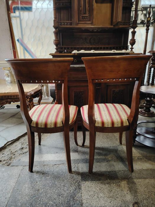 Два трапезни стола