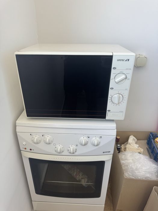 Готварска печка Gorenje в перфектно състояние , комбинирана с електрически и газови котлони и микровълнова фурна немска LIFETEC